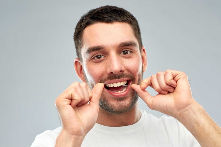 Fio dental não é opcional e precisa ser usado todos os dias!